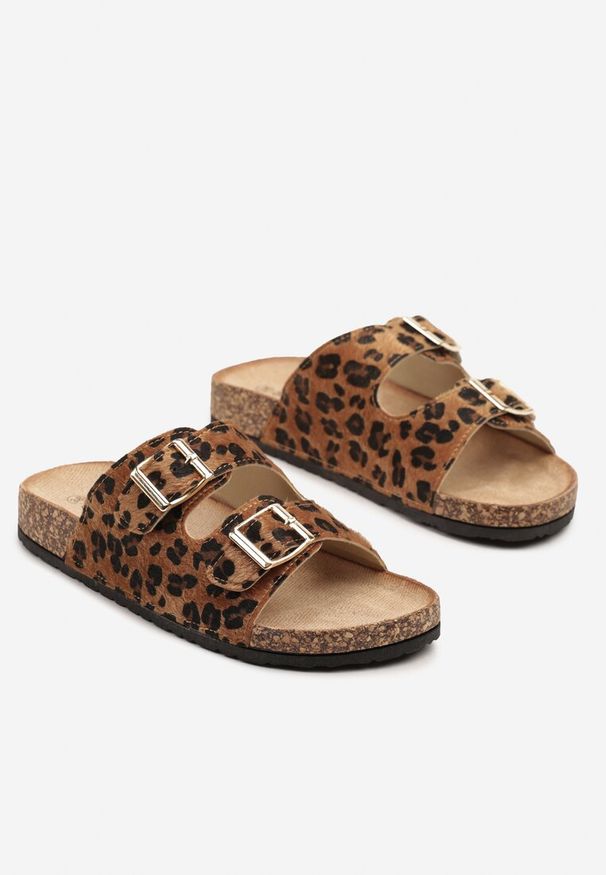Renee - Panterkowe Klapki na Podeszwie z Imitacji Korka Zdobione Sprzączkami Virlevia. Materiał: jeans. Wzór: aplikacja. Sezon: lato. Styl: boho