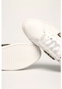 Marco Tozzi - Buty. Nosek buta: okrągły. Zapięcie: sznurówki. Kolor: biały. Materiał: materiał, syntetyk, skóra, guma. Szerokość cholewki: normalna. Obcas: na obcasie. Wysokość obcasa: średni #3