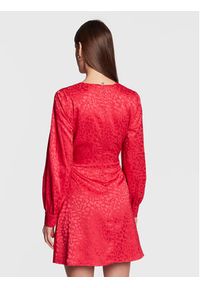 Guess Sukienka koktajlowa W3RK79 WFAD2 Czerwony Regular Fit. Kolor: czerwony. Materiał: syntetyk. Styl: wizytowy #4