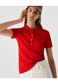 Lacoste - LACOSTE - Koszulka polo z bawełnianej piki Slim Fit. Typ kołnierza: polo. Kolor: czerwony. Materiał: bawełna. Wzór: haft. Styl: sportowy, elegancki #1