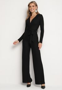 Born2be - Czarny Kombinezon z Wiskozą Kopertowym Dekoltem i Materiałowym Paskiem Miathalise. Okazja: na spotkanie biznesowe. Kolor: czarny. Materiał: wiskoza, materiał. Długość: długie. Styl: biznesowy #1