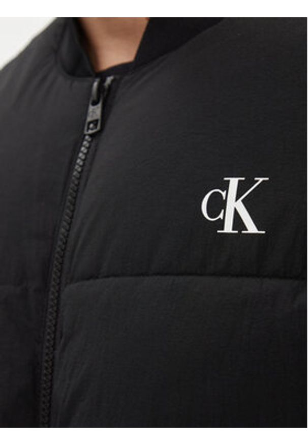 Calvin Klein Jeans Kurtka przejściowa J30J324072 Czarny Regular Fit. Kolor: czarny. Materiał: syntetyk