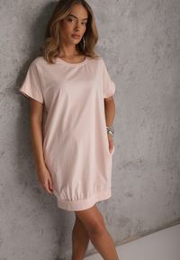 Renee - Jasnoróżowa T-shirtowa Sukienka Pudełkowa z Elastycznej Bawełny Ellensa. Kolor: różowy. Materiał: bawełna. Styl: wakacyjny. Długość: mini #4