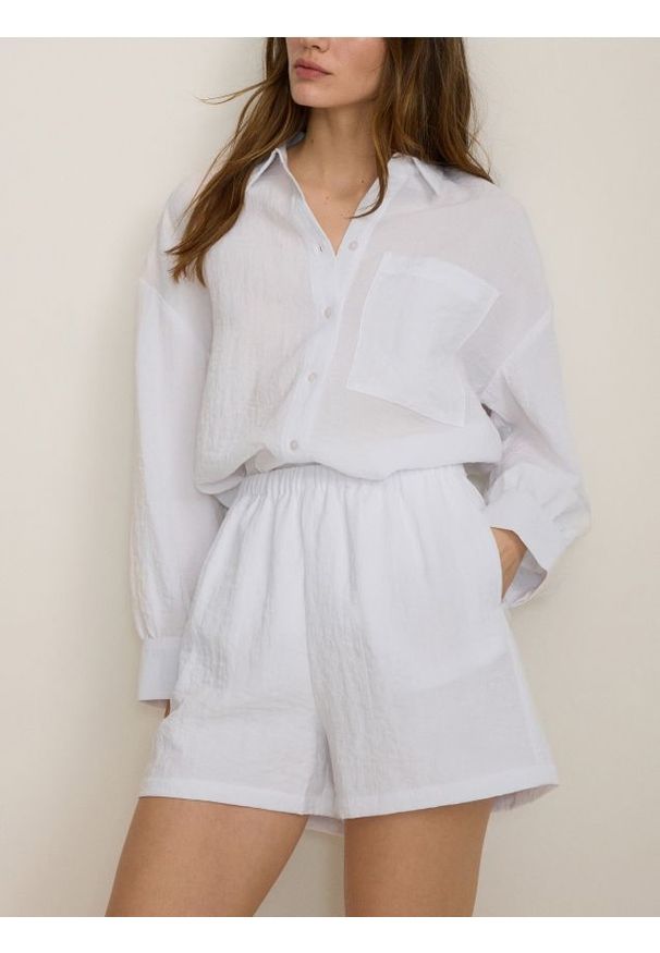 Reserved - Szorty z wiskozą - biały. Kolor: biały. Materiał: wiskoza