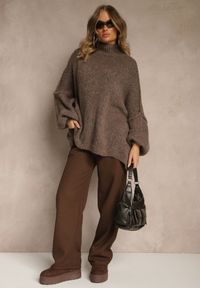 Renee - Beżowy Golf Oversize z Wełną z Opadającą Linią Ramion Lilirea. Okazja: na co dzień. Typ kołnierza: golf. Kolor: beżowy. Materiał: wełna. Styl: elegancki, casual #3