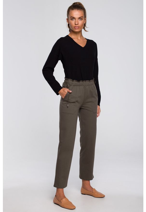 MOE - Dzianinowe Spodnie Typu Joggers- oliwkowe. Kolor: oliwkowy. Materiał: dzianina