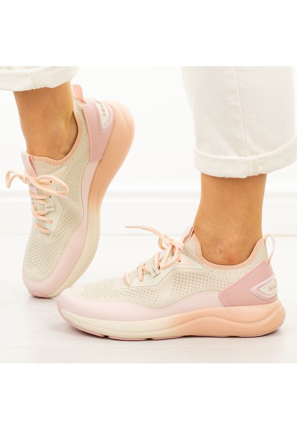 Różowe sportowe buty damskie McArthur Ma256w. Okazja: na co dzień, na spacer. Zapięcie: sznurówki. Kolor: beżowy. Materiał: tkanina, skóra. Szerokość cholewki: normalna. Sezon: wiosna, lato. Sport: turystyka piesza