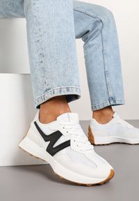 Renee - Biało-Czarne Sneakersy Ozdobione Geometrycznym Wzorem Hirreti. Okazja: na co dzień. Kolor: biały. Materiał: jeans. Wzór: geometria, aplikacja. Obcas: na platformie #1