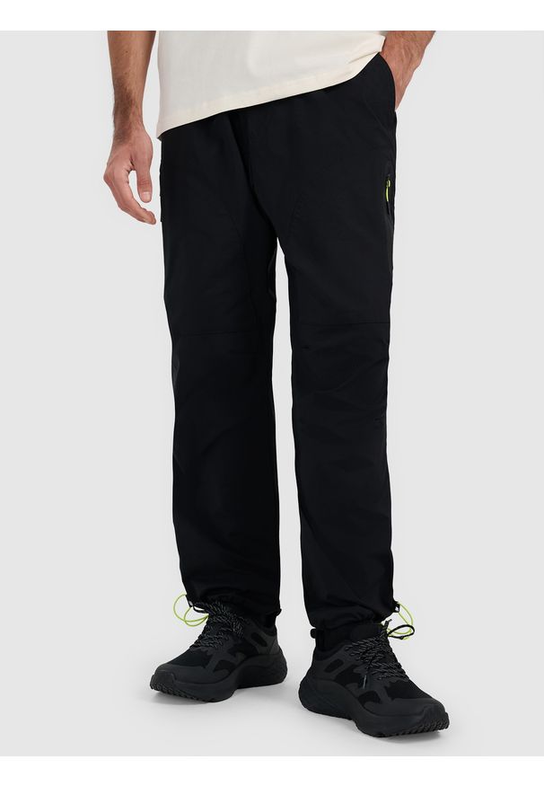 4f - 4F Spodnie casual męskie - czarne S. Okazja: na co dzień. Kolor: czarny. Materiał: syntetyk, materiał, tkanina. Styl: casual