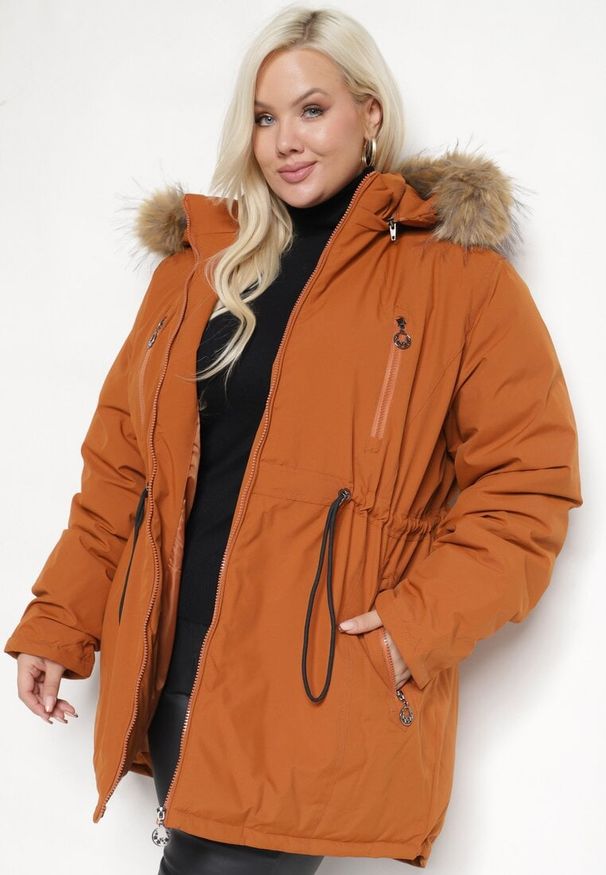 Born2be - Brązowa Kurtka Parka Ocieplana z Troczkami i Odpinanym Kapturem Innorina. Kolor: brązowy. Materiał: jeans. Długość rękawa: długi rękaw. Długość: długie. Sezon: zima