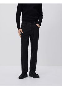 Reserved - Jeansy carrot z efektem sprania - czarny. Kolor: czarny