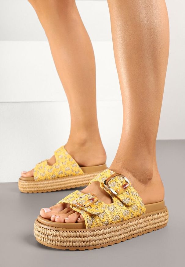 Renee - Żółte Plecione Klapki na Grubej Podeszwie ze Sprzączkami Sonisea. Okazja: na co dzień. Kolor: żółty. Materiał: jeans. Styl: elegancki, casual