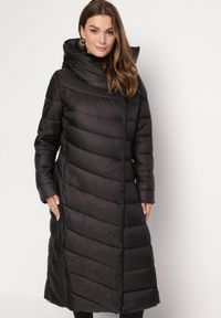 Born2be - Czarna Długa Pikowana Kurtka Płaszcz z Kapturem i Ozdobnymi Suwakami Vlemika. Typ kołnierza: kaptur. Kolor: czarny. Długość: długie #3