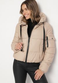 Born2be - Beżowa Pikowana Kurtka Puffer z Kapturem i Ozdobnymi Taśmami Relania. Okazja: na co dzień, na spacer. Typ kołnierza: kaptur. Kolor: złoty. Materiał: skóra, poliester, dzianina. Styl: casual