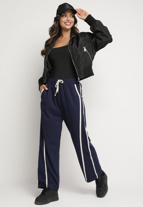 Born2be - Granatowe Szerokie Spodnie z Dodatkiem Wiskozy z Wysokim Stanem i Paskiem Lulula. Okazja: na co dzień. Stan: podwyższony. Kolor: niebieski. Materiał: wiskoza. Styl: casual, elegancki