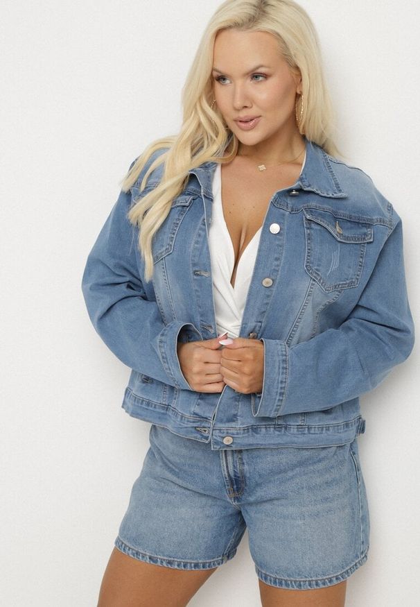 Born2be - Jasnoniebieska Jeansowa Kurtka z Bawełną Ozdobiona Przetarciami Ziarina. Okazja: na co dzień. Kolor: niebieski. Materiał: bawełna, jeans. Wzór: aplikacja. Styl: klasyczny, elegancki, casual