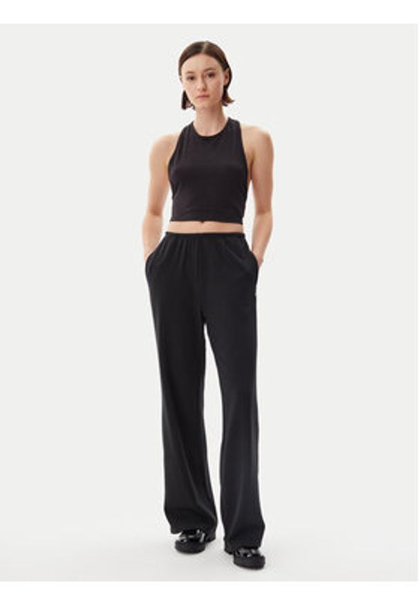 Calvin Klein Jeans Spodnie dresowe J20J225537 Czarny Straight Fit. Kolor: czarny. Materiał: bawełna
