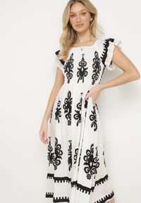 Born2be - Biała Wiskozowa Sukienka w Ornamentalne Wzory o Rozkloszowanym Kroju Divessa. Kolor: biały. Materiał: wiskoza. Długość rękawa: krótki rękaw. Typ sukienki: proste #3