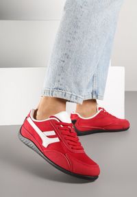 Born2be - Czerwone Sneakersy Ozdobione Geometrycznym Wzorem Arulia. Okazja: na co dzień, na spacer. Kolor: czerwony. Materiał: jeans. Wzór: aplikacja, geometria. Sport: turystyka piesza #3