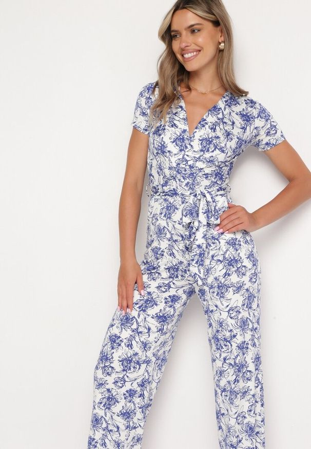 Born2be - Biało-Niebieski Kombinezon w Kwiaty z Krótkim Rękawem i Dekoltem w Serek z Długimi Nogawkami Nestaanne. Okazja: na co dzień. Kolor: biały. Materiał: jeans. Długość rękawa: krótki rękaw. Długość: krótkie. Wzór: kwiaty. Styl: wizytowy, casual, elegancki