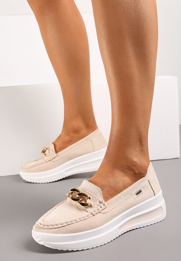 Born2be - Beżowe Mokasyny na Platformie z Imitacji Zamszu Ozdobione Łańcuszkiem Ardanica. Okazja: na co dzień, na spotkanie biznesowe. Kolor: beżowy. Materiał: zamsz. Wzór: aplikacja. Obcas: na platformie. Styl: biznesowy, casual, elegancki, klasyczny