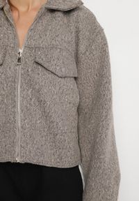 Born2be - Brązowa Pudełkowa Kurtka z Kołnierzykiem i Kieszeniami o Krótkim Fasonie Neliella. Okazja: na co dzień. Kolor: brązowy. Materiał: jeans. Długość: krótkie. Styl: casual, elegancki #5