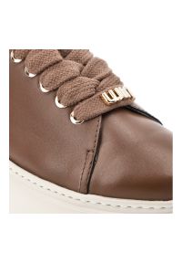 Sneakersy damskie Karino, cholewka ze skóry naturalnej gładkiej minimalistyczna forma klasyczne sznurowanie masywna podeszwa zapewniająca stabilność. Okazja: na co dzień. Zapięcie: sznurówki. Kolor: brązowy. Materiał: skóra. Szerokość cholewki: normalna. Wzór: gładki. Obcas: na platformie. Styl: klasyczny #4