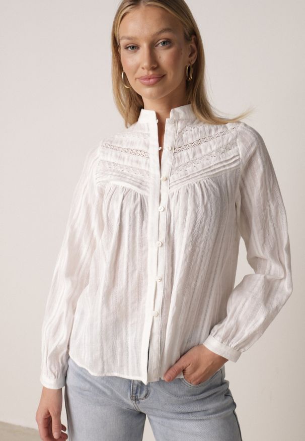 Born2be - Biała Bawełniana Rustykalna Koszula ze Stójką i Koronkowymi Wstawkami Felielia. Okazja: na co dzień. Typ kołnierza: kołnierzyk stójkowy. Kolor: biały. Materiał: bawełna, koronka. Styl: casual, elegancki