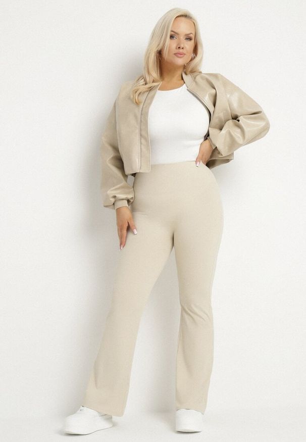 Born2be - Beżowe Spodnie Dzwony Materiałowe Ellavine. Okazja: na co dzień. Kolor: beżowy. Materiał: materiał. Styl: elegancki, casual
