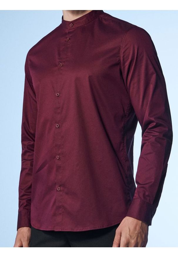 Sinsay - Gładka koszula slim fit ze stójką - bordowy. Typ kołnierza: kołnierzyk stójkowy. Kolor: czerwony. Wzór: gładki