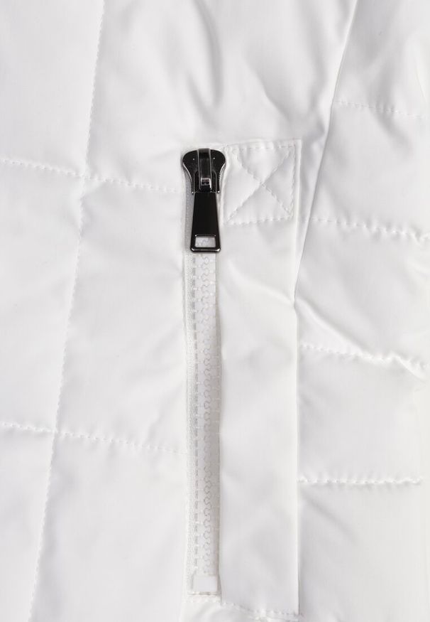 Renee - Biała Kamizelka Ozdobiona Pikowaniem i Odpinanym Kapturem Atoria. Okazja: na co dzień, na spacer. Kolor: biały. Materiał: jeans. Wzór: aplikacja. Styl: casual