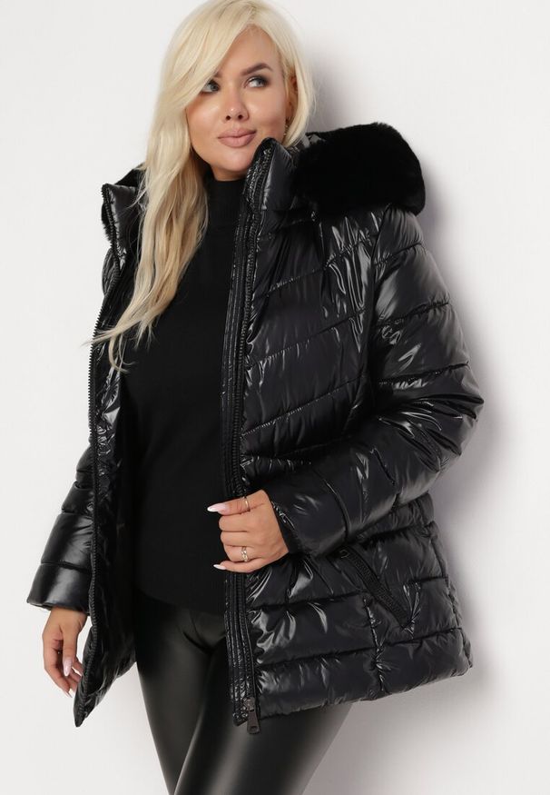 Born2be - Czarna Kurtka z Pikowaniem i Futerkiem Przy Kapturze Nejlo. Okazja: na spacer. Kolor: czarny. Materiał: futro. Sezon: zima, jesień. Styl: elegancki