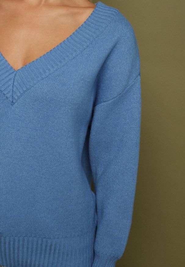 Born2be - Niebieski Sweter z Kaszmirem z Dekoltem w Serek Plenae. Okazja: na co dzień. Typ kołnierza: dekolt w serek. Kolor: niebieski. Materiał: kaszmir. Styl: klasyczny, casual, elegancki