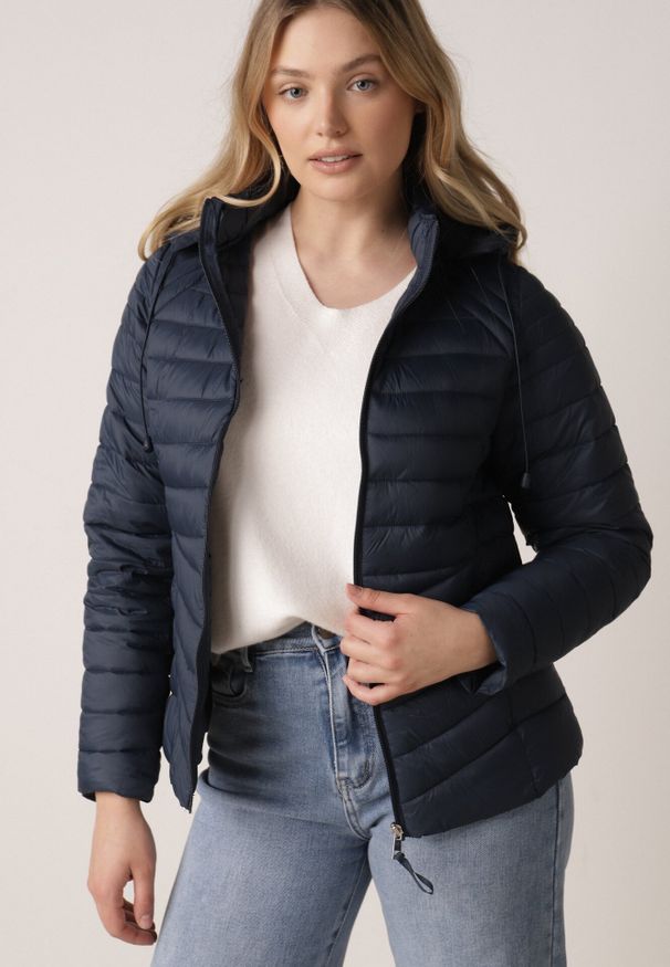 Born2be - Granatowa Klasyczna Kurtka Przejściowa z Pikowaniem i Odpinanym Kapturem Pretiella. Okazja: na spacer, na co dzień. Kolor: niebieski. Materiał: jeans, nylon. Styl: klasyczny