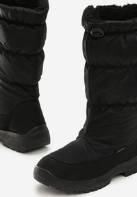 Renee - Czarne Śniegowce Armatage. Wysokość cholewki: przed kolano. Nosek buta: okrągły. Zapięcie: zamek. Kolor: czarny. Materiał: materiał. Szerokość cholewki: normalna. Wzór: aplikacja. Sezon: zima