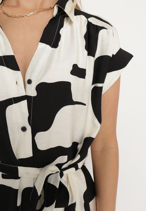 Born2be - Czarno-Biała Koszulowa Sukienka w Kolorowe Łaty z Paskiem w Talii o Rozkloszowanym Kroju Folefia. Okazja: na co dzień. Typ kołnierza: dekolt w kształcie V. Kolor: czarny. Materiał: wiskoza. Wzór: kolorowy. Typ sukienki: koszulowe. Styl: elegancki, casual, wizytowy