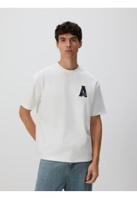 Reserved - T-shirt boxy z haftem - złamana biel. Materiał: bawełna, dzianina. Wzór: haft