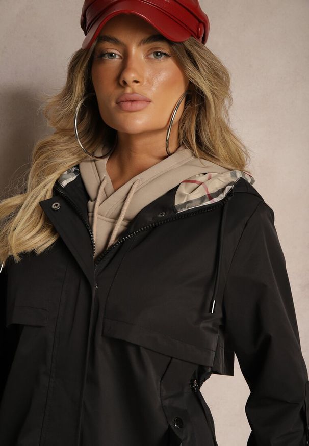 Renee - Czarna Kurtka Typu Parka z Troczkami w Talii Kapturem i Kieszeniami Kaivara. Kolor: czarny. Materiał: jeans. Styl: klasyczny
