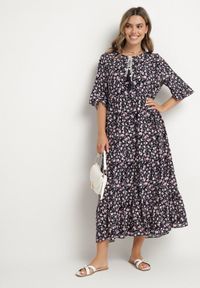 Born2be - Granatowo-Różowa Bawełniana Sukienka Rozkloszowana w Drobne Kwiatki z Chwostem Orrilva. Okazja: na imprezę, na co dzień. Typ kołnierza: dekolt w łódkę. Kolor: niebieski. Materiał: bawełna. Wzór: kwiaty. Sezon: wiosna. Styl: elegancki, casual #7