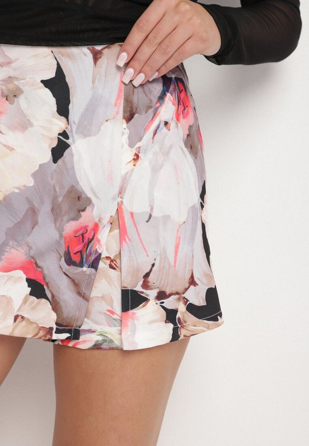 Born2be - Czarno-Beżowe Spódnico-Szorty z Wysokim Stanem Ozdobione Kwiatami Deriani. Okazja: na co dzień. Stan: podwyższony. Kolor: czarny. Wzór: aplikacja, kwiaty. Sezon: wiosna. Styl: elegancki, casual