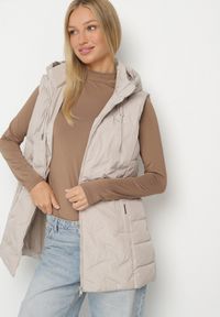 Born2be - Ciemnobeżowa Przejściowa Kamizelka o Taliowanym Kroju z Kapturem Olendra. Okazja: na co dzień, na spacer. Typ kołnierza: kaptur. Kolor: beżowy. Materiał: poliester, jeans. Styl: klasyczny, casual, sportowy #6