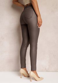 Renee - Brązowe Modelujące Spodnie z Ekoskóry o Fasonie Skinny Caetana. Okazja: na co dzień. Kolor: brązowy. Styl: casual, elegancki #3