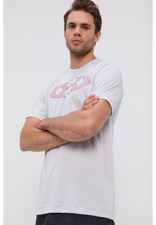 Under Armour - T-shirt. Kolor: szary. Materiał: dzianina. Długość rękawa: raglanowy rękaw. Wzór: nadruk