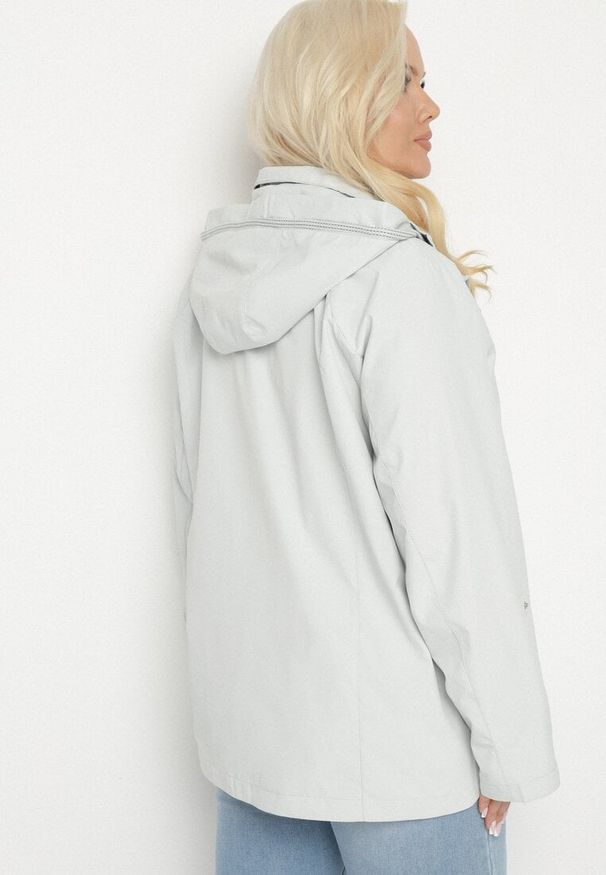 Born2be - Jasnozielona Kurtka Typu Wiatrówka z Podwijanymi Rękawami i Odpinanym Kapturem Adivlis. Okazja: na spacer. Kolekcja: plus size. Kolor: zielony. Materiał: jeans