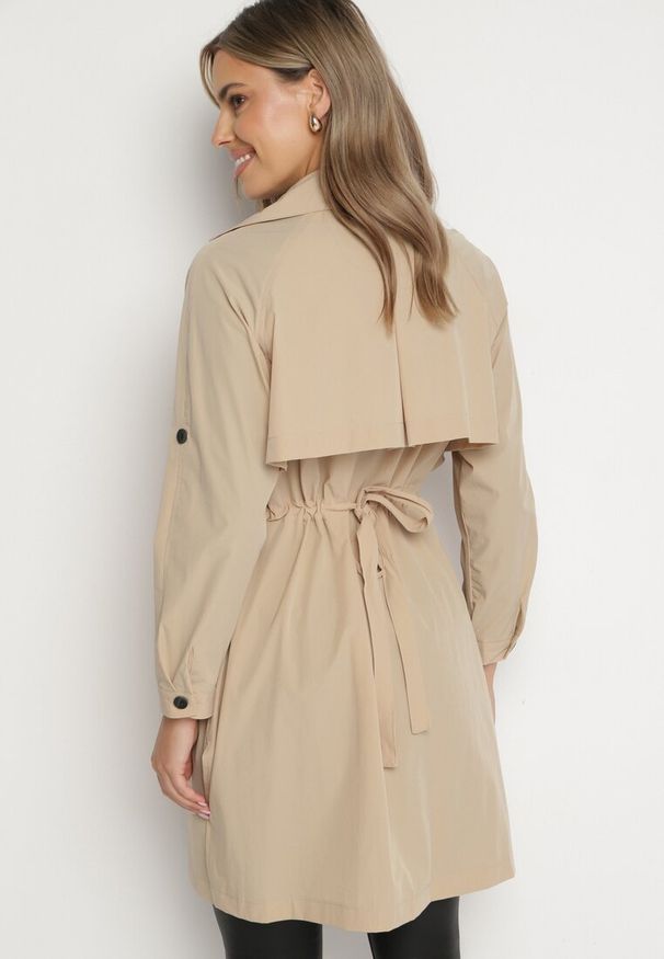 Born2be - Beżowy Dwurzędowy Płaszcz z Bawełną i Regulowanymi Rękawami Ściągany z Tyłu Paskiem Mevalina. Okazja: do pracy. Kolor: beżowy. Materiał: bawełna. Styl: elegancki, klasyczny