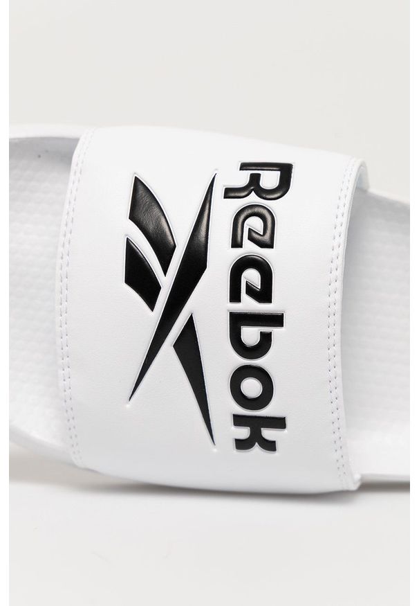 Reebok Classic - Reebok Klapki Classic damskie kolor biały. Kolor: biały. Materiał: guma. Obcas: na obcasie. Wysokość obcasa: niski