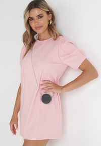 Born2be - Różowa Sukienka Pudełkowa z Saszetką Jalela. Kolor: różowy. Typ sukienki: oversize #1