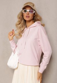Renee - Jasnoróżowa Bluza Barbythia. Kolor: różowy. Materiał: bawełna, dzianina, jeans. Długość rękawa: długi rękaw. Długość: długie. Wzór: gładki