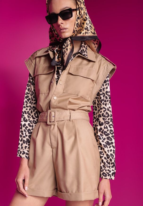 Renee - Beżowy Kombinezon Zapinany na Guziki z Krótkim Rękawem i Materiałowym Paskiem Tiamante. Okazja: na co dzień, na imprezę. Kolor: beżowy. Materiał: materiał. Długość rękawa: krótki rękaw. Długość: krótkie. Sezon: lato. Styl: klasyczny, casual