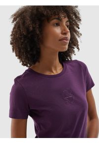 4f - T-shirt regular z dodatkiem materiałów z recyklingu damski - fioletowy. Kolor: fioletowy. Materiał: materiał. Wzór: gładki, napisy, nadruk